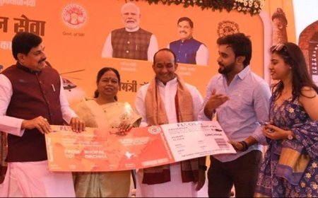 मुख्यमंत्री डॉ. मोहन यादव ने भोपाल ओरछा चंदेरी सेक्टर में पीएमश्री हेली पर्यटन सेवा के राजकीय विमान तल पर शुभारंभ अवसर पर पहला बोर्डिंग पास श्री अवधेश प्रसाद शुक्ला तथा श्रीमती रेवती शुक्ला को प्रदान किया।