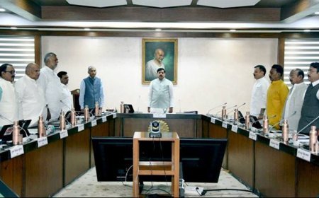 मुख्यमंत्री डॉ. मोहन यादव की अध्यक्षता में बुधवार को मंत्रालय में मंत्रि-परिषद् की बैठक वंदे मातरम् गायन के साथ आरंभ हुई।