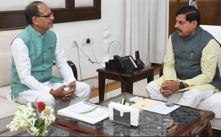 मुख्यमंत्री डॉ. मोहन यादव से बुधवार को केन्द्रीय कृषि एवं किसान कल्याण तथा ग्रामीण विकास मंत्री श्री शिवराज सिंह चौहान ने मुख्यमंत्री निवास पर सौजन्य भेंट की।