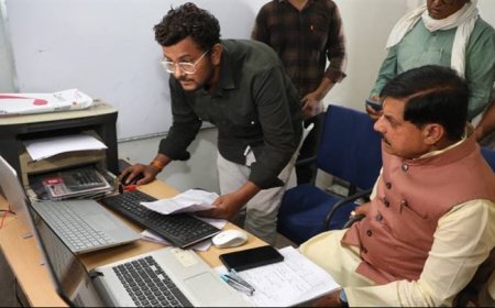 मुख्यमंत्री डॉ.मोहन यादव ने खरगोन जिले के मंडलेश्वर तहसील के कतरगांव में गेहूं उपार्जन केंद्र के कंप्यूटर कक्ष का निरीक्षण कर उपार्जन सम्बंधित जानकारी ली।