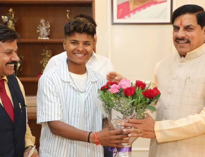 मुख्यमंत्री डॉ. यादव से क्रिकेटर क्रांति गौड़ ने सौजन्य भेंट की