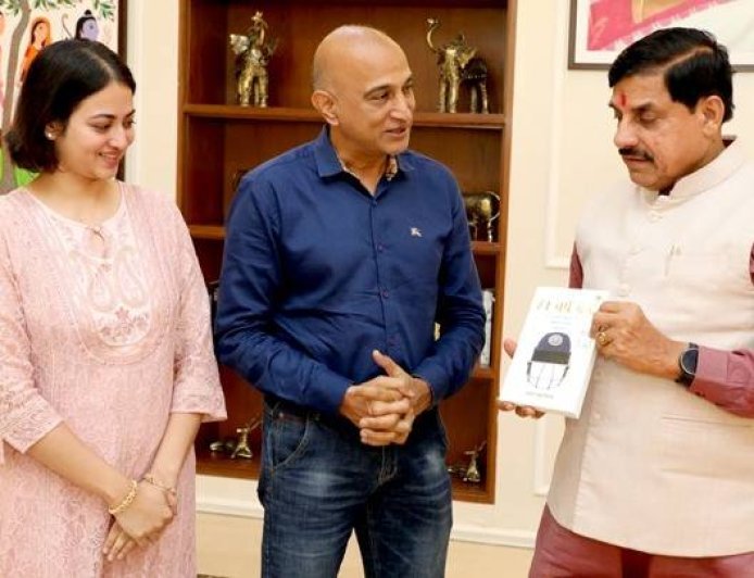 मुख्यमंत्री डॉ.यादव ने क्रिकेटर और कोच श्री अमय खुरासिया की पुस्तक "74 वर्ष बाद" पुस्तक का विमोचन किया