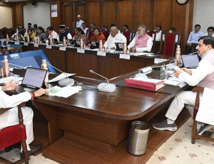 मुख्यमंत्री डॉ. मोहन यादव की अध्यक्षता में मंत्रालय में कैबिनेट बैठक की शुरुआत वंदे-मातरम् गान के साथ हुई।