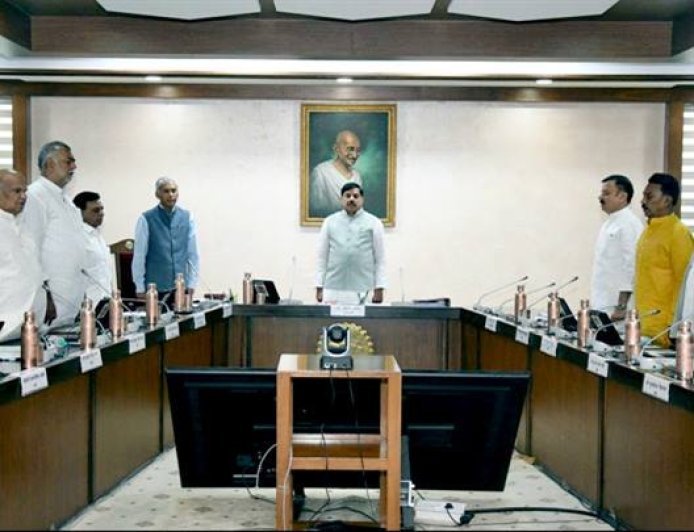 मुख्यमंत्री डॉ. मोहन यादव की अध्यक्षता में बुधवार को मंत्रालय में मंत्रि-परिषद् की बैठक वंदे मातरम् गायन के साथ आरंभ हुई।