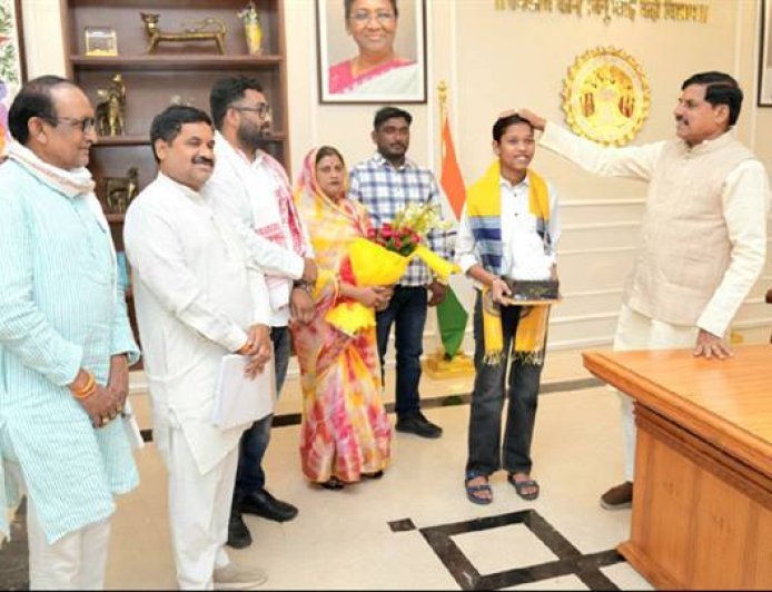 मुख्यमंत्री डॉ. मोहन यादव ने दसवीं बोर्ड परीक्षा की प्रावीण्य सूची में प्रथम स्थान प्राप्त करने वाली कुमारी प्रतिभा सिंह सोलंकी को समत्व भवन (मुख्यमंत्री निवास) सम्मानित किया।