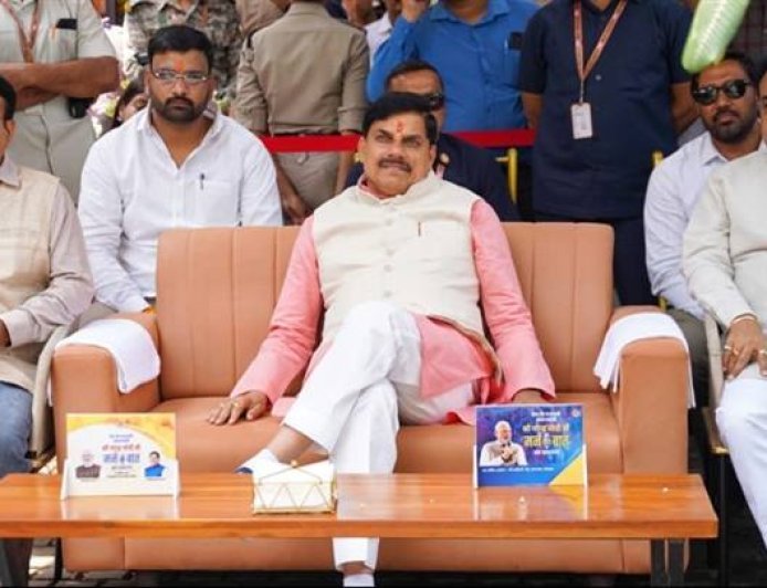 मुख्यमंत्री डॉ. मोहन यादव ने वीआईपी रोड स्थित चाय कैफे पर प्रधानमंत्री श्री नरेन्द्र मोदी के लोकप्रिय कार्यक्रम "मन की बात" सुना।