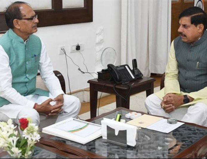 मुख्यमंत्री डॉ. मोहन यादव से बुधवार को केन्द्रीय कृषि एवं किसान कल्याण तथा ग्रामीण विकास मंत्री श्री शिवराज सिंह चौहान ने मुख्यमंत्री निवास पर सौजन्य भेंट की।