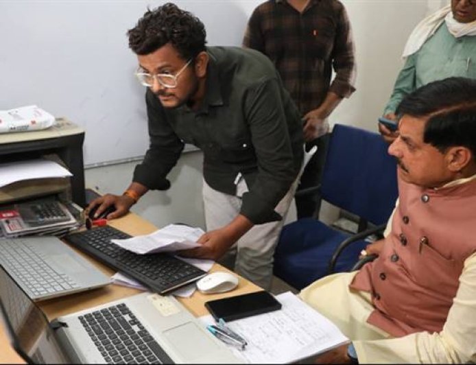 मुख्यमंत्री डॉ.मोहन यादव ने खरगोन जिले के मंडलेश्वर तहसील के कतरगांव में गेहूं उपार्जन केंद्र के कंप्यूटर कक्ष का निरीक्षण कर उपार्जन सम्बंधित जानकारी ली।