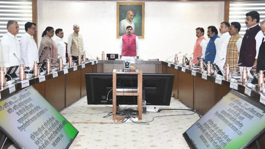 मुख्यमंत्री डॉ. मोहन यादव की अध्यक्षता में मंत्रालय में वंदे-मातरम् गायन के साथ मन्त्रि-परिषद की बैठक आरंभ हुई।