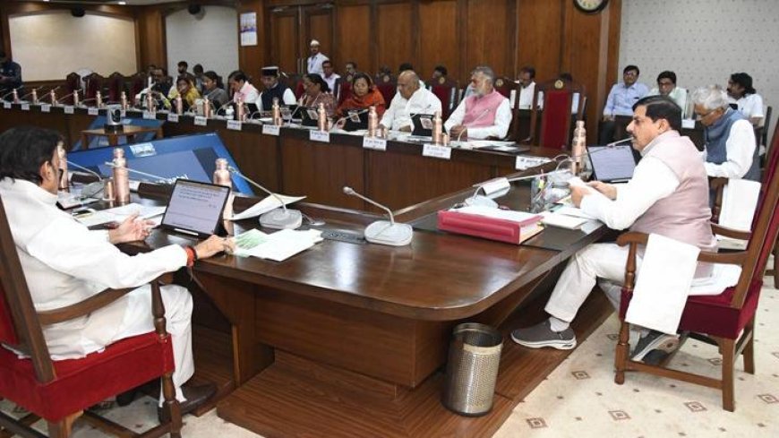 मुख्यमंत्री डॉ. मोहन यादव की अध्यक्षता में मंत्रालय में कैबिनेट बैठक की शुरुआत वंदे-मातरम् गान के साथ हुई।