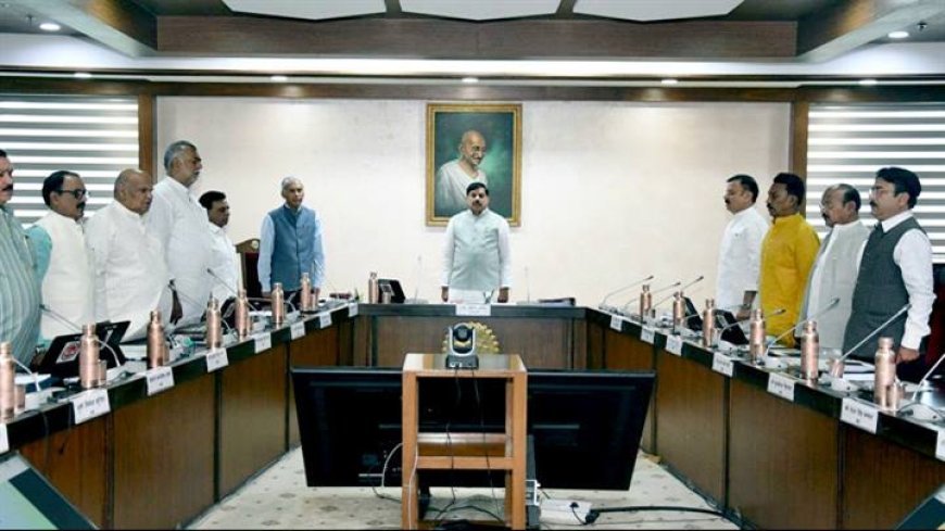 मुख्यमंत्री डॉ. मोहन यादव की अध्यक्षता में बुधवार को मंत्रालय में मंत्रि-परिषद् की बैठक वंदे मातरम् गायन के साथ आरंभ हुई।