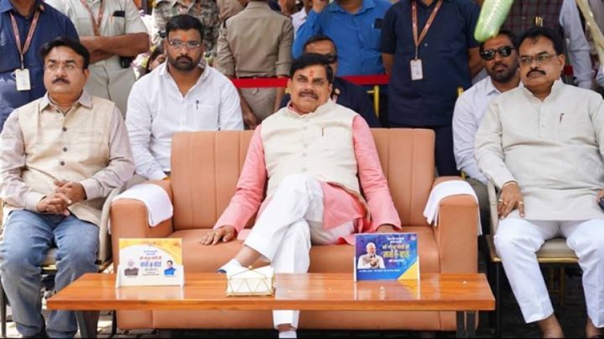 मुख्यमंत्री डॉ. मोहन यादव ने वीआईपी रोड स्थित चाय कैफे पर प्रधानमंत्री श्री नरेन्द्र मोदी के लोकप्रिय कार्यक्रम "मन की बात" सुना।