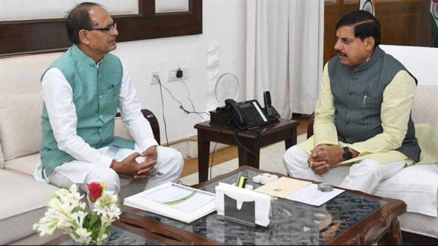 मुख्यमंत्री डॉ. मोहन यादव से बुधवार को केन्द्रीय कृषि एवं किसान कल्याण तथा ग्रामीण विकास मंत्री श्री शिवराज सिंह चौहान ने मुख्यमंत्री निवास पर सौजन्य भेंट की।