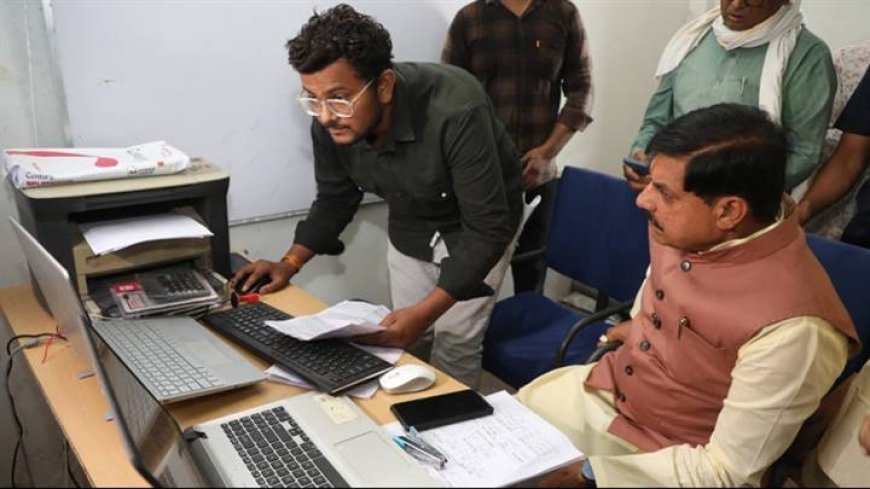 मुख्यमंत्री डॉ.मोहन यादव ने खरगोन जिले के मंडलेश्वर तहसील के कतरगांव में गेहूं उपार्जन केंद्र के कंप्यूटर कक्ष का निरीक्षण कर उपार्जन सम्बंधित जानकारी ली।