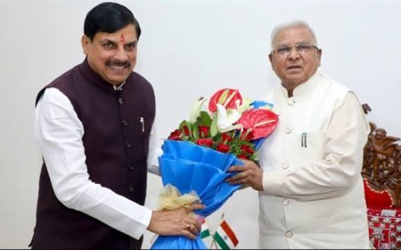 मुख्यमंत्री डॉ. मोहन यादव ने राज्यपाल श्री मंगुभाई पटेल का लोक भवन में पुष्प -गुच्छ भेंट कर अभिवादन किया।