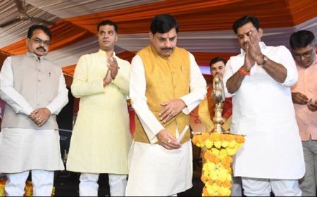 मुख्यमंत्री डॉ. मोहन यादव ने  रानी कमलापति रेलवे स्टेशन से सोमनाथ स्वाभिमान यात्रा के प्रथम जत्थे की रवानगी पर आयोजित कार्यक्रम का दीप प्रज्ज्वलित कर शुभारंभ किया।