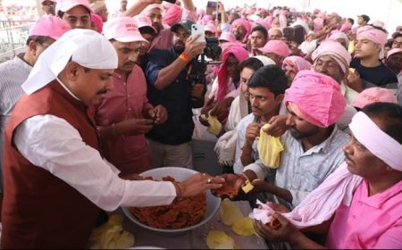 मुख्यमंत्री डॉ. मोहन यादव  ने उज्जैन स्थित जय गुरुदेव आश्रम में श्री गुरुवर के अमृत वचनों के श्रवण के बाद प्रसाद वितरण किया।