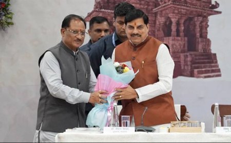 मुख्यमंत्री डॉ. मोहन यादव का  बस्तर (छत्तीसगढ़) में आयोजित मध्य क्षेत्रीय परिषद की बैठक में छत्तीसगढ़ के मुख्यमंत्री श्री विष्णु देव साय  ने पुष्प-गुच्छ भेंट कर स्वागत किया।