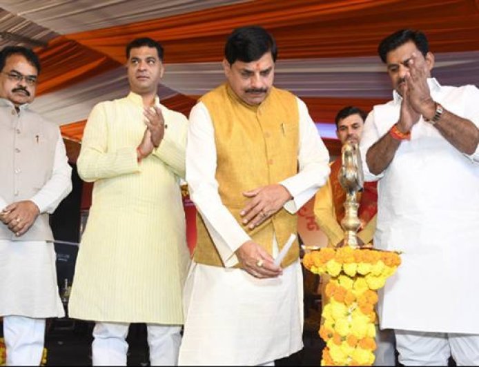 मुख्यमंत्री डॉ. मोहन यादव ने  रानी कमलापति रेलवे स्टेशन से सोमनाथ स्वाभिमान यात्रा के प्रथम जत्थे की रवानगी पर आयोजित कार्यक्रम का दीप प्रज्ज्वलित कर शुभारंभ किया।
