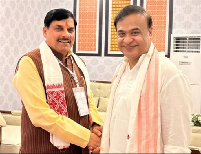 मुख्यमंत्री डॉ. यादव गुवाहाटी में असम के मुख्यमंत्री के शपथ ग्रहण समारोह में हुए शामिल
