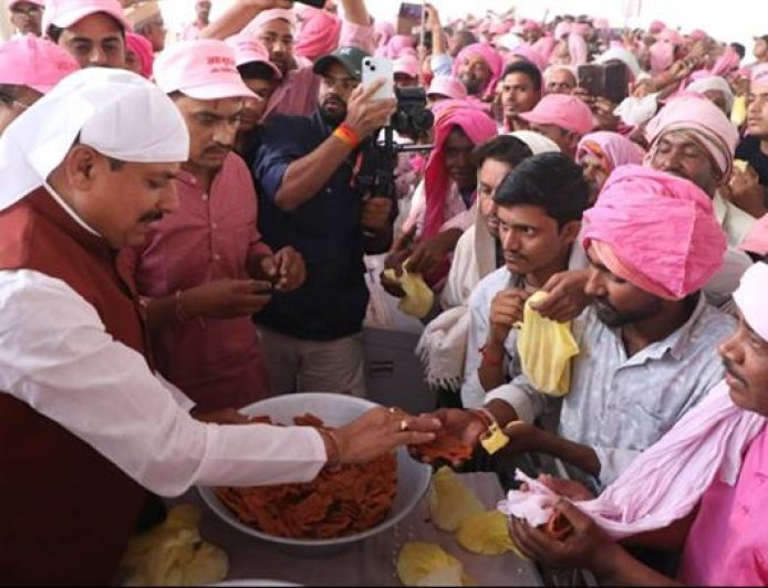 मुख्यमंत्री डॉ. मोहन यादव  ने उज्जैन स्थित जय गुरुदेव आश्रम में श्री गुरुवर के अमृत वचनों के श्रवण के बाद प्रसाद वितरण किया।