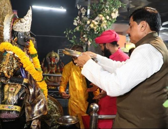 मुख्यमंत्री डॉ. यादव ने कमला पार्क स्थित शनि मंदिर में पूजा-अर्चना की