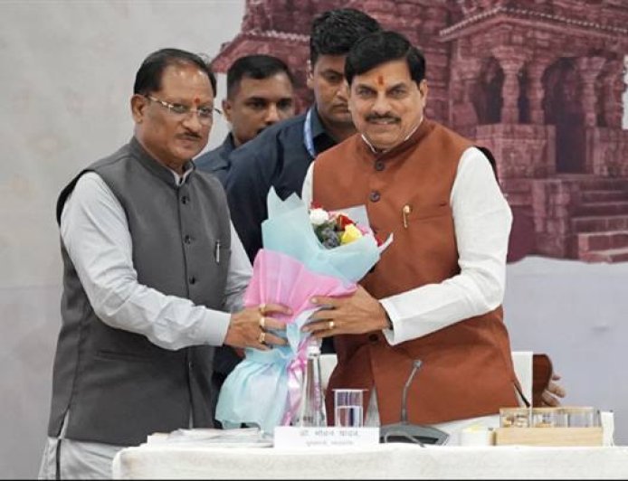मुख्यमंत्री डॉ. मोहन यादव का  बस्तर (छत्तीसगढ़) में आयोजित मध्य क्षेत्रीय परिषद की बैठक में छत्तीसगढ़ के मुख्यमंत्री श्री विष्णु देव साय  ने पुष्प-गुच्छ भेंट कर स्वागत किया।