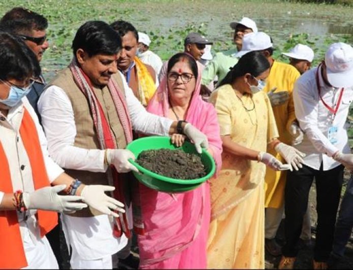 मुख्यमंत्री डॉ. यादव ने गंगा दशहरा पर देवी सागर तालाब में किया श्रमदान