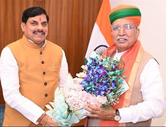 मुख्यमंत्री डॉ.मोहन यादव ने गुरूवार को नई दिल्ली में केंद्रीय विधि एवं न्याय राज्य मंत्री (स्वतंत्र प्रभार) श्री अर्जुन राम मेघवाल का उनके कार्यालय में पुष्प-गुच्छ भेंट कर स्वागत किया।