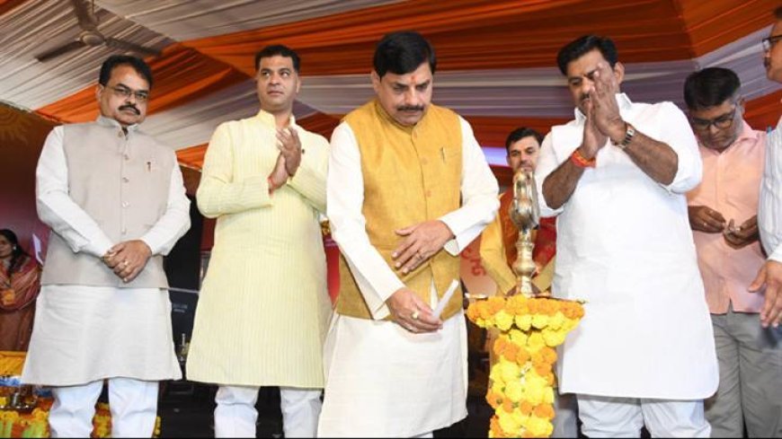 मुख्यमंत्री डॉ. मोहन यादव ने  रानी कमलापति रेलवे स्टेशन से सोमनाथ स्वाभिमान यात्रा के प्रथम जत्थे की रवानगी पर आयोजित कार्यक्रम का दीप प्रज्ज्वलित कर शुभारंभ किया।