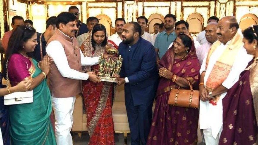 मुख्यमंत्री डॉ. यादव ने केंद्रीय मंत्री डॉ. वीरेंद्र कुमार के पुत्र- पुत्रवधू को दिया सुखद दाम्पत्य जीवन का आशीर्वाद