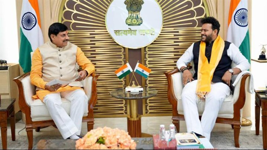 मुख्यमंत्री डॉ. मोहन यादव ने आज केंद्रीय नागर विमानन मंत्री श्री राम मोहन नायडू से उनके नई दिल्ली कार्यालय में सौजन्य भेंट कर विभिन्न विषयों पर चर्चा की।
