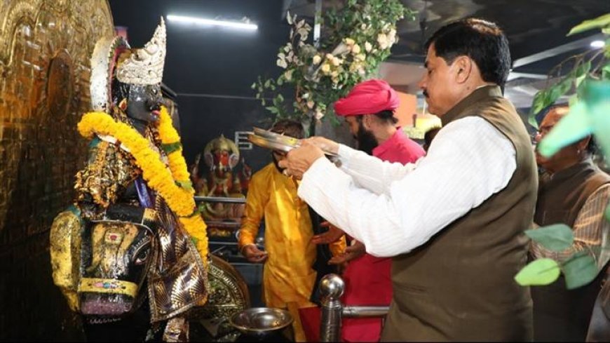 मुख्यमंत्री डॉ. यादव ने कमला पार्क स्थित शनि मंदिर में पूजा-अर्चना की
