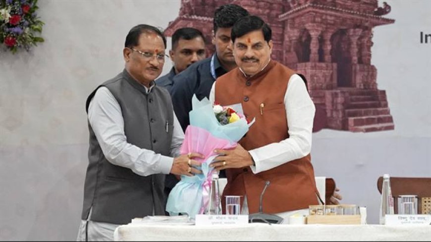 मुख्यमंत्री डॉ. मोहन यादव का  बस्तर (छत्तीसगढ़) में आयोजित मध्य क्षेत्रीय परिषद की बैठक में छत्तीसगढ़ के मुख्यमंत्री श्री विष्णु देव साय  ने पुष्प-गुच्छ भेंट कर स्वागत किया।