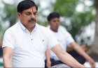 मुख्यमंत्री डॉ. मोहन यादव ने बैतूल के कुकरू हिल स्टेशन पर रविवार सुबह सामुहिक योगाभ्यास किया।