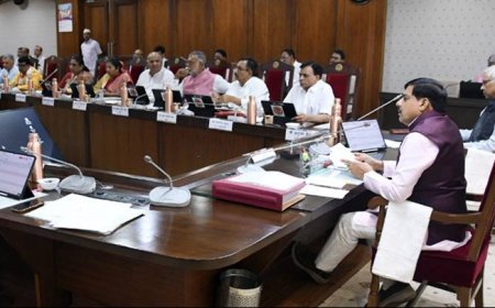 मुख्यमंत्री डॉ. मोहन यादव की अध्यक्षता में  मंत्रालय में मन्त्रि-परिषद की बैठक वंदे मातरम् गान के साथ आरंभ हुई।