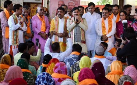 मुख्यमंत्री डॉ. मोहन यादव  बुधवार को प्रधानमंत्री श्री नरेन्द मोदी के राष्ट्रीय सेवा के 12 वर्ष पूर्ण होने पर गुफा मंदिर, लालघाटी में  आयोजित हनुमान चालीसा और प्रार्थना कार्यक्रम में सम्मिलित हुए।