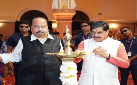मुख्यमंत्री डॉ. मोहन यादव ने रविवार को कुशाभाऊ ठाकरे इंटरनेशनल कन्वेंशन सेंटर में एमएसएमई निवेश प्रोत्साहन एवं संवर्धन 2026 कार्यक्रम का दीप प्रज्ज्वलित कर शुभारंभ किया।