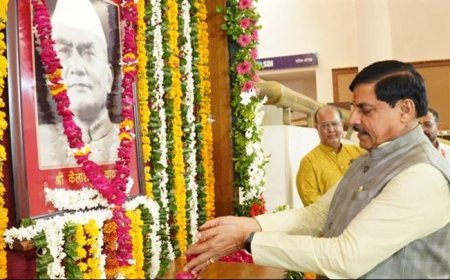 मुख्यमंत्री डॉ. मोहन यादव ने प्रदेश के भूतपूर्व मुख्यमंत्री स्व. कैलाश नाथ काटजू की जयंती पर विधानसभा के सेंट्रल हॉल में  उनके चित्र पर पुष्पांजलि अर्पित की।