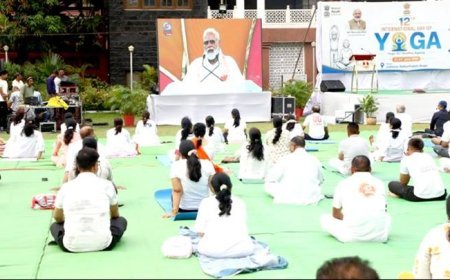 12वाँ अंतर्राष्ट्रीय योग दिवस कार्यक्रम लोकभवन में मना