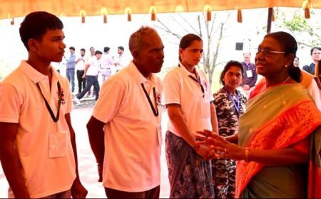 राष्ट्रपति श्रीमती मुर्मु ने चीता मित्रों से किया संवाद और चीता संरक्षण की ली जानकारी