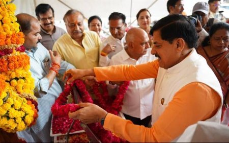 मुख्यमंत्री डॉ. यादव ने डॉ. श्यामा प्रसाद मुखर्जी के बलिदान दिवस पर उनकी प्रतिमा पर पुष्पांजलि अर्पित कर श्रद्धांजलि दी