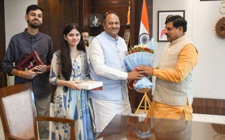 मुख्यमंत्री डॉ. मोहन यादव ने मध्यप्रदेश जन अभियान परिषद के उपाध्यक्ष श्री मोहन नागर को पद्म पुरस्कार से सम्मानित होने पर आज मंत्रालय में बधाई दी।