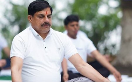 मुख्यमंत्री डॉ. मोहन यादव ने बैतूल के कुकरू हिल स्टेशन पर रविवार सुबह सामुहिक योगाभ्यास किया।