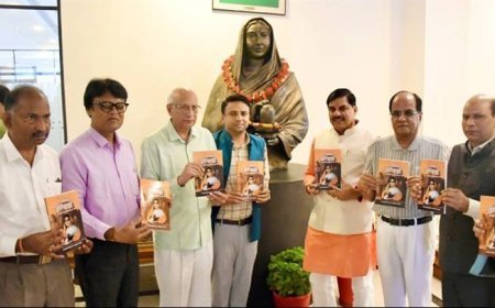 मुख्यमंत्री डॉ. यादव ने लोकमाता अहिल्याबाई : राष्ट्र पुनरुत्थान की संकल्पना पुस्तक का किया विमोचन