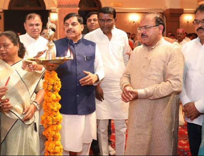 मुख्यमंत्री डॉ. मोहन यादव ने विश्व पर्यावरण दिवस पर कुशाभाऊ ठाकरे  सभागार में राज्य स्तरीय समारोह  "एक पेड़ माँ के नाम 2.0" अभियान का दीप प्रज्वलित कर  शुभारंभ किया।