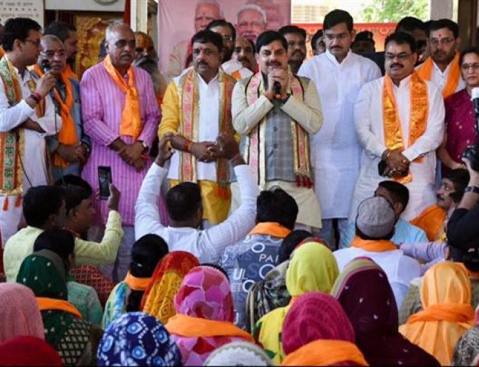 मुख्यमंत्री डॉ. मोहन यादव  बुधवार को प्रधानमंत्री श्री नरेन्द मोदी के राष्ट्रीय सेवा के 12 वर्ष पूर्ण होने पर गुफा मंदिर, लालघाटी में  आयोजित हनुमान चालीसा और प्रार्थना कार्यक्रम में सम्मिलित हुए।
