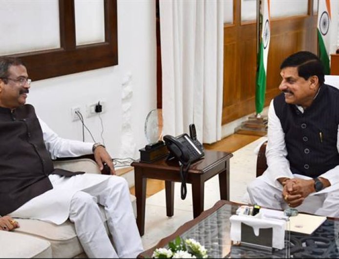 मुख्यमंत्री डॉ.मोहन यादव से केंद्रीय शिक्षा मंत्री श्री धर्मेंद्र प्रधान ने मुख्यमंत्री निवास पर सौजन्य भेंट की।
