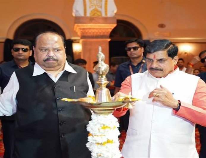 मुख्यमंत्री डॉ. मोहन यादव ने रविवार को कुशाभाऊ ठाकरे इंटरनेशनल कन्वेंशन सेंटर में एमएसएमई निवेश प्रोत्साहन एवं संवर्धन 2026 कार्यक्रम का दीप प्रज्ज्वलित कर शुभारंभ किया।