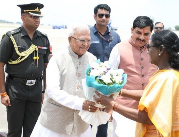 राष्ट्रपति श्रीमती मुर्मु को इन्दौर एयरपोर्ट पर दी गई भावभीनी विदाई